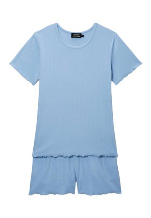 Ensemble top côtelé bleu clair à manches courtes et short assorti avec ourlets effet bordure laitue, posé à plat.