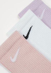 Nike Performance EVERYDAY PLUS CUSH CREW UNISEX 3 PACK - Meias desportivas - doll/white/pink oxford