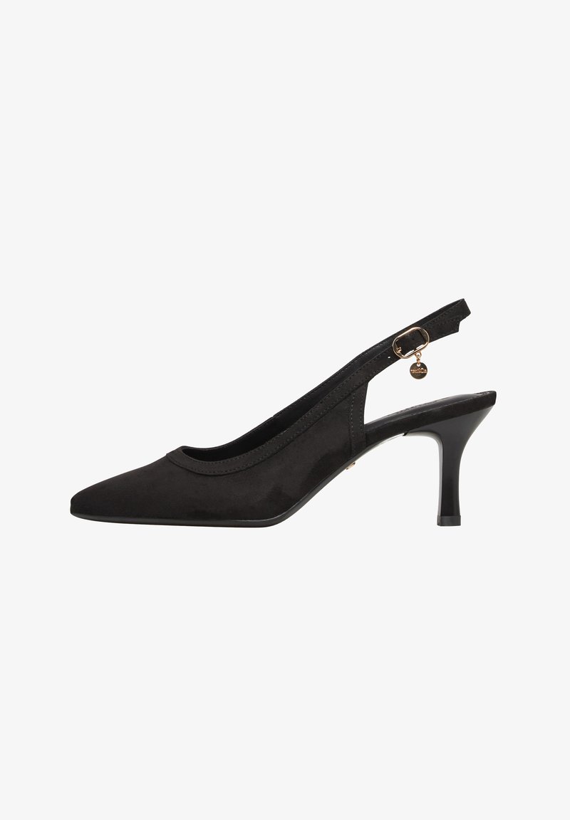 Zwarte slingback pump met puntige neus, middelhoog hakje en een klein gouden gespenhanger aan het enkelbandje.