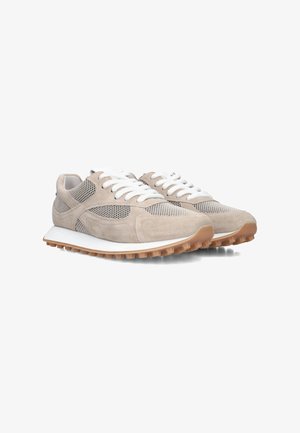 Beige Sneaker mit einem Obermaterial aus Wildleder und Mesh, weißen Schnüren und einer Gummisohle. Verfügt über ein strukturiertes Design und eine kontrastierende braune Laufsohle.