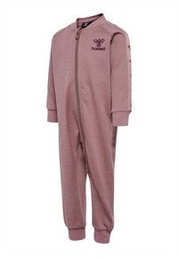 Lyserød zip-up jumpsuit med lange ærmer, broderet logo på brystet og trykknapdetaljer langs ærmet. Fremstillet af et blødt, tekstureret stof.