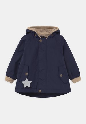 Marineblaue Kinderkapuzenjacke mit beige gerippten Bündchen und Kapuzenfutter, Druckknöpfen, zwei Fronttaschen und einem sternförmigen Reflektoranhänger.