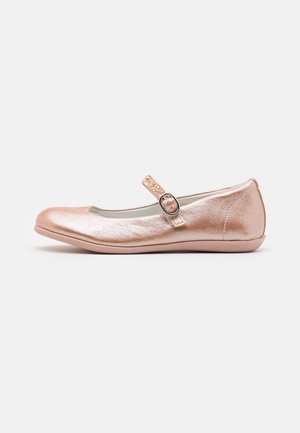 Chaussure de ballet plate en rose doré métallisé, avec un bout rond, une bride ajustable ornée de paillettes et une semelle en caoutchouc texturée.