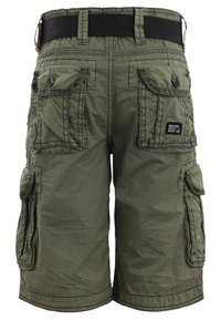 Pantaloni cargo color verde oliva, dotati di una cintura elasticizzata, numerose tasche e un tessuto testurizzato. I dettagli cuciti comprendono cuciture rinforzate.