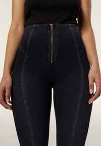Freddy 7 8 CON CUCITURA CENTRALE E VITA ALTA - Jeggings - black jeans seams on tone
