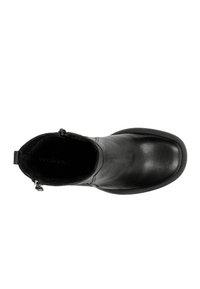 Czarne skórzane botki za kostkę z okrągłym noskiem, bocznym zamkiem błyskawicznym i gładką teksturą. Wewnątrz znajduje się miękka podszewka. Logo widoczne w środku.