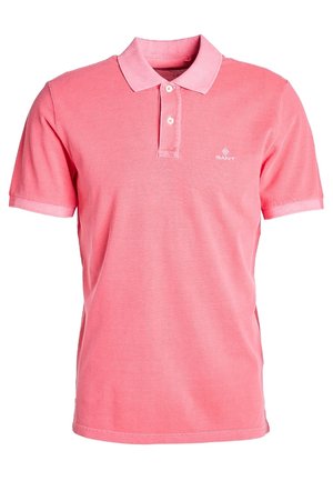 Polo rose en coton, doté d'un col classique, d'une patte de boutonnage à trois boutons et d'un logo brodé sur la poitrine. Texture lisse, manches courtes.