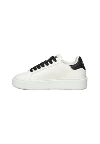 Sneaker bianco in pelle con suola spessa bianca, lacci neri e un accento sul tallone glitterato nero. Texture liscia con dettagli di cucitura minimi.