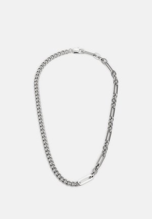 Collar de cadena de plata que presenta eslabones redondos y eslabones rectangulares alargados, mostrando una superficie lisa y un cierre seguro.