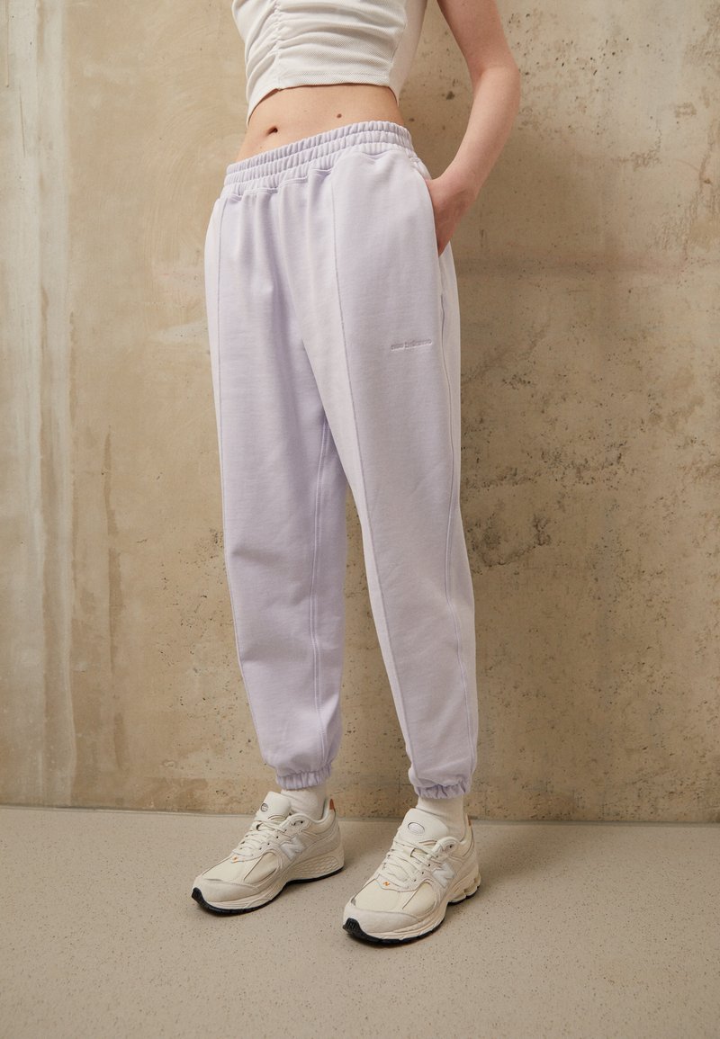 New Balance ATHLETICS NATURE STATE Tracksuit bottoms purple/lilac