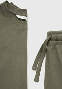 Olive zelený sweatshirt a joggery z bavlneného zmesi, s rebrovaným výstrihom do kruhu, elastickým pásom a detailmi na šnúrku.