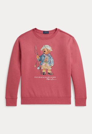 Felpa rosa a maniche lunghe con un orso che indossa attrezzatura da pesca, giacca, cappello e stivali che tiene una canna da pesca, firmato Polo Bear di Ralph Lauren.