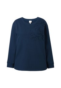 Camisa de manga larga azul marino hecha de algodón, con bordado en relieve de una rosa y hojas en el lado izquierdo. Cuello redondo y corte relajado.