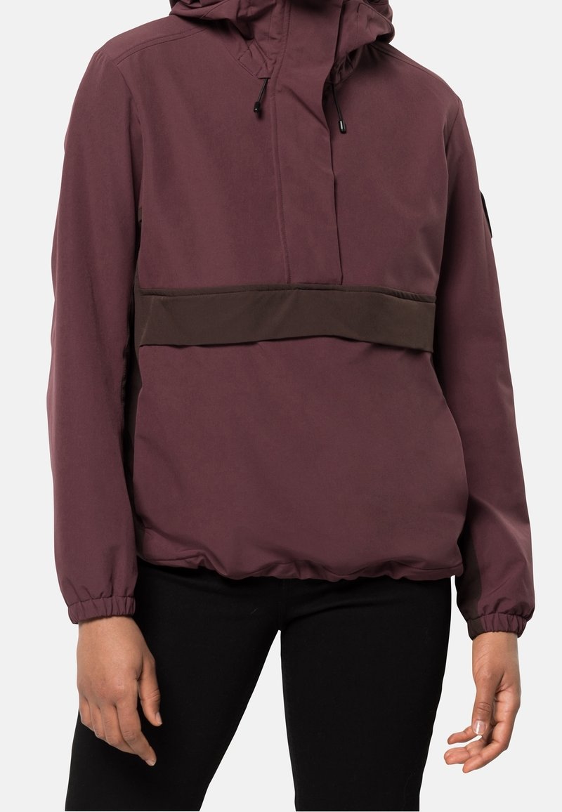 Veste à capuche bordeaux avec une bande élastique marron à la taille, dotée de poignets élastiques, d'une demi-fermeture éclair à l'avant et d'une finition texturée.