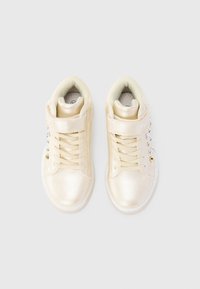Beige metallic hoge sneakers voor kinderen met klittenband, veters en zilveren en gouden studs aan de buitenzijde, gezien van bovenaf.