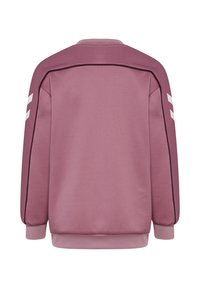 Paarse sweater met een ronde halslijn, lange mouwen en witte accenten op de schouders, ontworpen met een gladde, textuurstof.