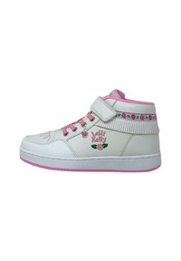 Sneaker bianco alta con accenti rosa, fiori decorativi, chiusura con lacci e velcro, caratterizzato da un logo e dettagli testurizzati sul lato.