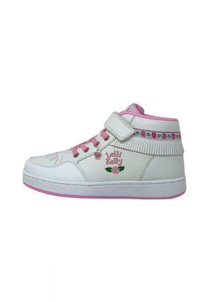 Sneaker bianco alta con accenti rosa, fiori decorativi, chiusura con lacci e velcro, caratterizzato da un logo e dettagli testurizzati sul lato.