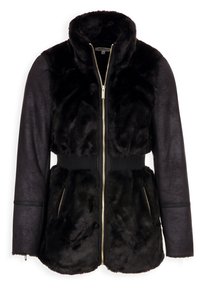 Czarna kurtka z sztucznego futra z wysokim kołnierzem, zamek z przodu, ryflowany pas i zapinane na zamek boczne kieszenie; charakteryzuje się miękką teksturą i kontrastującymi materiałami.