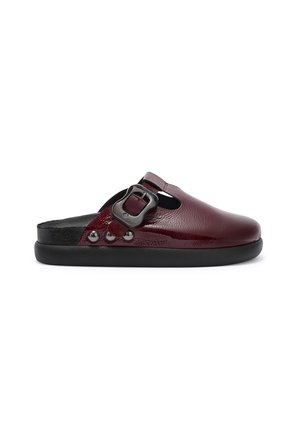 Bordeaux læder slide sandal med en rund tå, en spænde detaljer og sølv nitter på siden. Sort gummisål og tekstureret finish.
