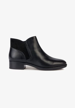 Stivaletti neri alla caviglia con esterno in pelle liscia e pannelli in suede, con tacco basso e silhouette pulita e slanciata.