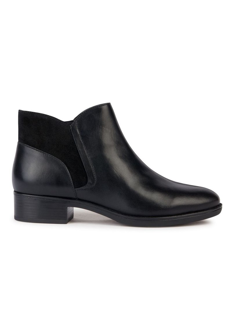 Stivaletti neri alla caviglia con esterno in pelle liscia e pannelli in suede, con tacco basso e silhouette pulita e slanciata.