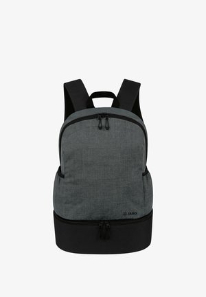 Sac à dos en tissu gris avec un compartiment spacieux, un fond noir, des bretelles ajustables et des tirettes de fermeture à glissière doubles sur le haut arrondi.