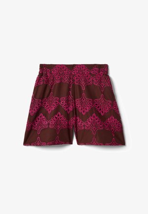 Pantalones cortos marrones con cintura elástica, con un patrón de bordado floral simétrico de color rosa brillante por todo el tejido.