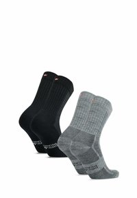 Calcetines de algodón en colores negro y gris. El calcetín negro presenta una textura acanalada; el calcetín gris tiene un diseño estampado. Ambos con detalle de logo en el tobillo.