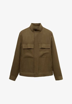 Veste vert olive en tissu texturé, avec un col montant, deux poches poitrine et des manches longues avec des poignets boutonnés.