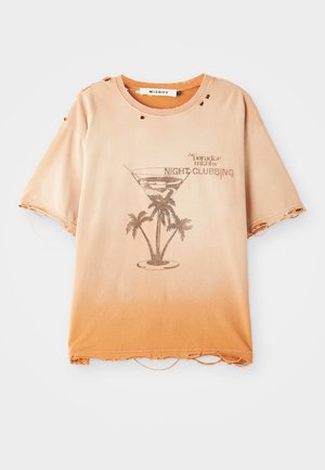 Camiseta desgastada con degradado de beige a naranja, con desgarros, que presenta un gráfico de una copa de martini y una palmera, así como el texto "Night Clubbing".