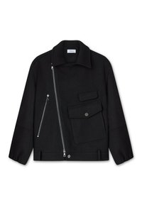 Zwarte wollen jas met een brede kraag, asymmetrische voorrits en een patchzak. Beschikt over strakke lijnen en een gestructureerde stof.