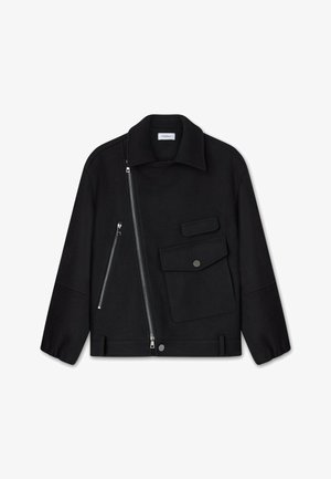Giacca nera in lana con un ampio colletto, zip frontale asimmetrica e tasca applicata. Caratterizzata da linee pulite e tessuto testurizzato.