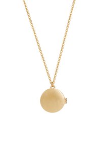 Collana con ciondolo a locket in oro, caratterizzata da un design tondo e liscio con una superficie piatta e una piccola chiusura laterale per l'apertura.