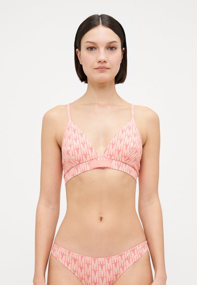 Rózsaszín melltartó és hozzáillő bikini szett, melyet az egész felületen logó minta díszít. Puha anyagból készült, háromszög alakú kosarakkal és állítható pántokkal rendelkezik.