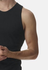 Svart ärmlös linne med rund halsringning, slät textur och åtsittande design, som visar en muskulös arm och hand i en neutral pose.