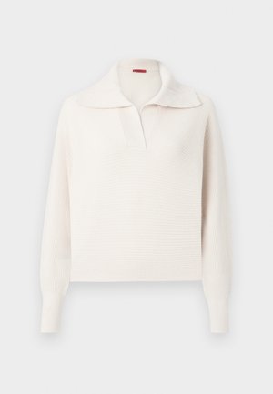 Kremfarget strikket genser med bred krage, halvdelsplacket og ribbestrikkede mansjetter. Stoffet har et teksturert, mykt utseende.