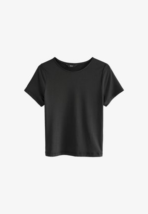 Must värvi lühikeste varrukatega T-särk, mis on valmistatud siledast ja kergest kangast. Omab ümmargust kaela ja lõdva istuvust. Ei ole nähtavaid mustreid ega aksessuaare.