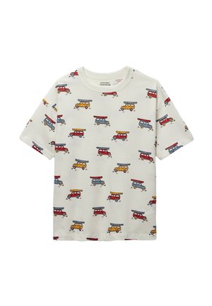 T-shirt blanc à manches courtes avec des illustrations colorées de voitures vintage rouges, jaunes et bleues uniformément espacées sur le tissu.