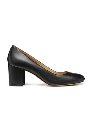 Scarpa nera in pelle con tacco alto, punta arrotondata e tacco a blocco quadrato. Texture liscia, design minimalista e fodera interna di un beige chiaro.