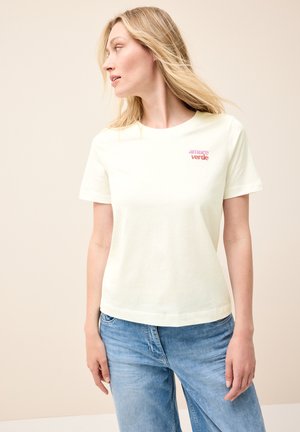 T-shirt en coton jaune clair à manches courtes, décolleté rond et logo "amore verde" brodé en rose sur la poitrine. Design à coupe décontractée.