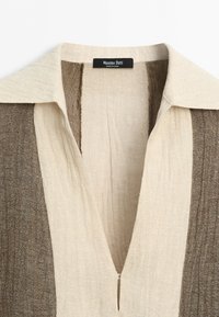 Linnen overhemd met kraag en verticale brede strepen in beige en bruintinten, met het Massimo Dutti-label aan de binnenkant van de kraag.
