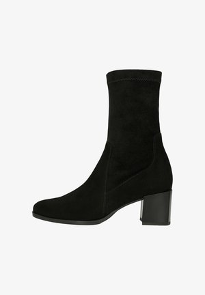 Schwarzer Wildleder-Stiefeletten mit Blockabsatz und seitlichen Nahtdetails, entworfen für Damenmode und Freizeitkleidung.
