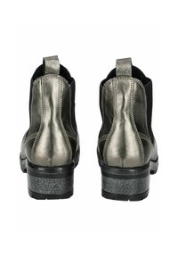 Botas negras hasta el tobillo con acentos metálicos plateados, paneles laterales elásticos y un tacón texturizado. Detalle de costura en la superficie de cuero.