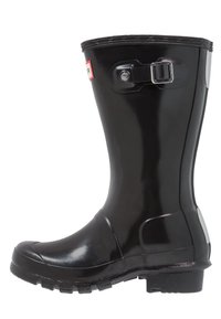 Botte de pluie en caoutchouc noir avec tige haute, semelle texturée, sangle réglable et détail de logo. Fini lisse et légère brillance.