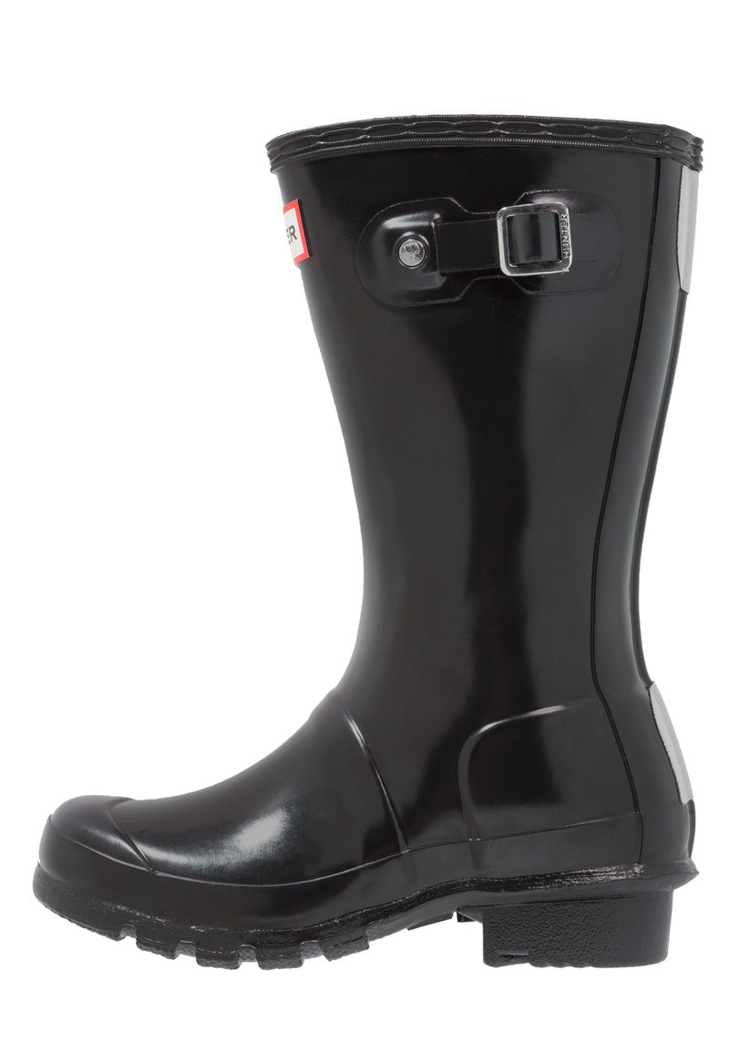Botte de pluie en caoutchouc noir avec tige haute, semelle texturée, sangle réglable et détail de logo. Fini lisse et légère brillance.