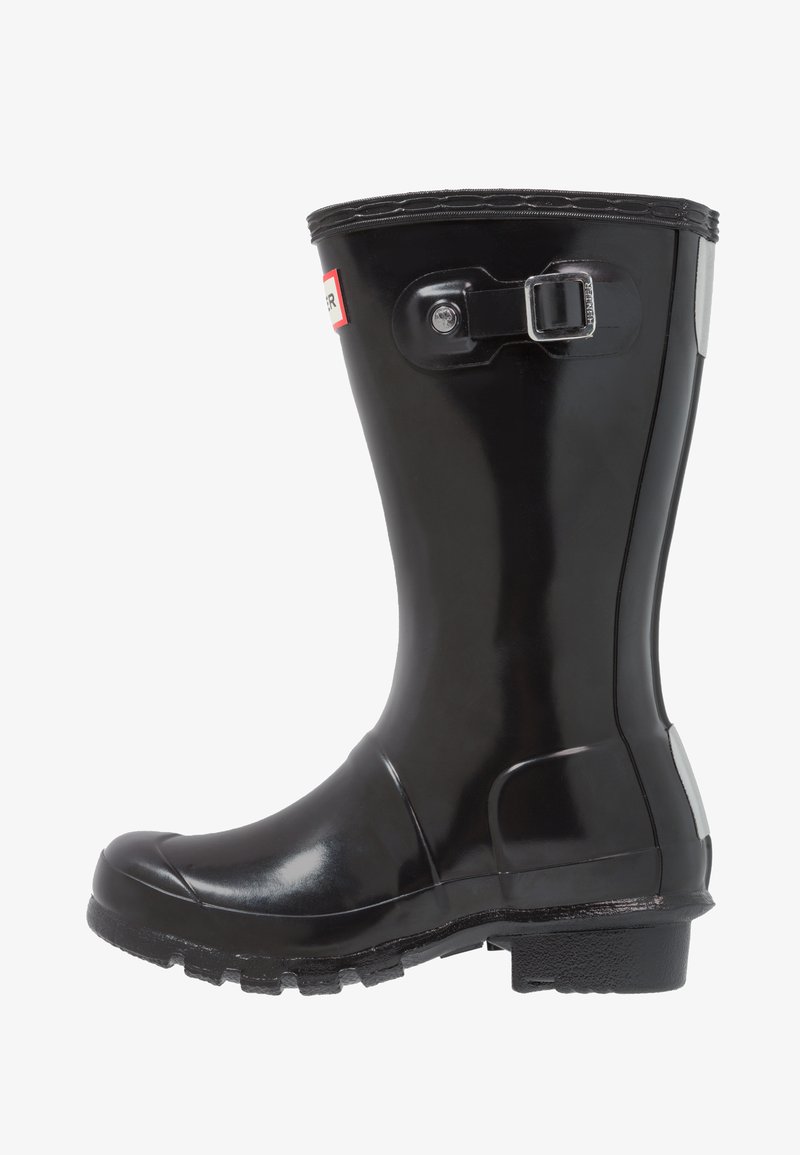 Botas de chuva pretas de borracha com cano alto, sola texturizada, tira ajustável e detalhe de logotipo. Acabamento suave e leve brilho.