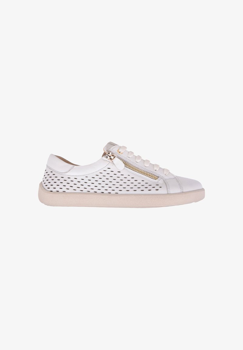 Baskets basses blanches avec côtés perforés, semelle beige, lacets et détail de fermeture éclair dorée sur le côté extérieur.