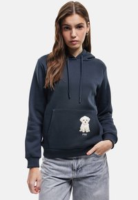 Felpa blu navy realizzata in tessuto morbido, con tasca frontale e design di un cucciolo ricamato, e cappuccio regolabile con cordino.