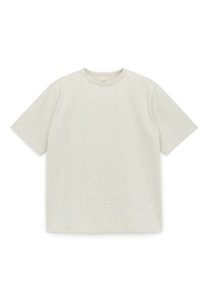 Hellgraues Kurzarm-T-Shirt mit Rundhalsausschnitt flach auf weißem Hintergrund ausgebreitet, zeigt die Vorderseite mit minimaler Textur.